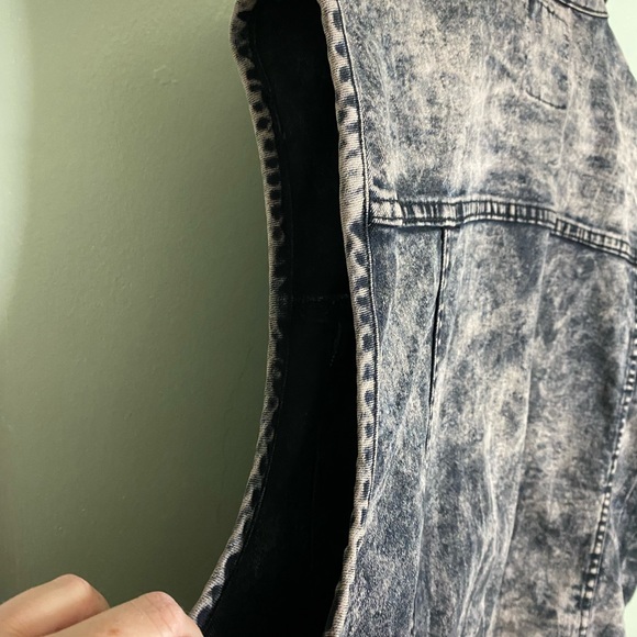 EUC ACID WASH DEMOLITION DENIM VEST WITH PATCHES. SLEEVELESS. COLAR. - Picture 3 of 9